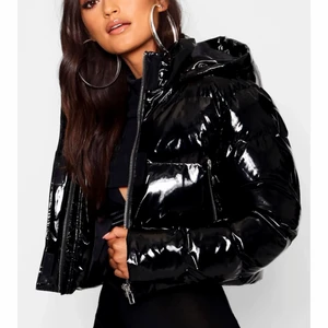 Jacka - Lånade bilder från Boohoo där den kommer ifrån. Säljs pga att den inte passar mig. Är i storlek Xs/S. Pris:300+frakt men pris kan ju alltid diskuteras. 