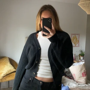 Kofta - En enkel svart kofta som funkar till allt. Används inte längre men bra i kvaliten och perfekt till hösten. Mer oversized i modellen men funkar för alla storlekar beroende på hur man vill att den ska sitta😋