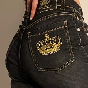 Skitsnygga svarta Victoria Beckham jeans med tryck och rhinestones på fickorna. Säljer då de inte kommit till användning 💕
