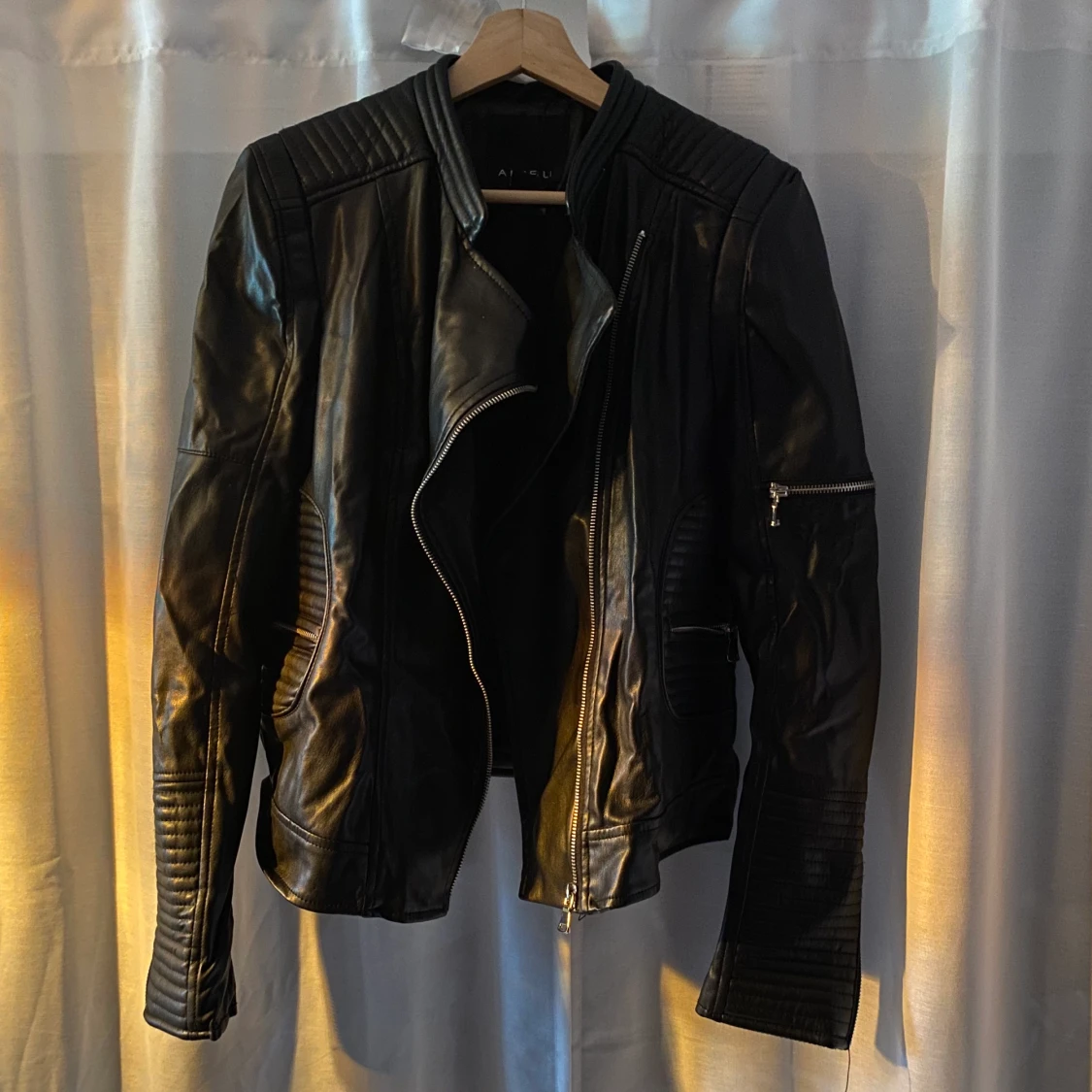 Skinnjacka med sne dragkedja design 