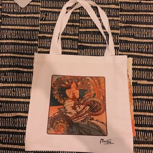 Tygväska - En super fin tygväska. Aldrig använd, frakten ingår i priset💗