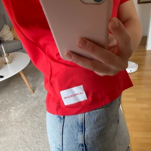 Calvin Klein t-shirt  - Säljer den här Calvin Klein t-shirten som inte är använd särskilt mycket alls för ett otroligt bra pris. Tröjan är i storlek M, men skulle säga att den är mer som en S! Köparen står för frakten ❤️‍🩹