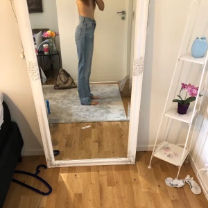 Gina Tricot Jeans  - Säljer dessa snygga jeans från Gina med en snygg slits!🥰 Säljer pågrund av att jeansen är lite för stora för mig. Jeansen är endast använda en gång så i princip i nyskick! Storlek 36 och slutsålda på Gina Tricot så jeansen finns inte att få tag i längre. Köpte för 599kr💛 