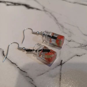 Jordgubbs flaskor  - De är superfina, perfekt för sommaren. Passar med de flesta klädplagg. De som bor i min stad får fri frakt💕                                                      