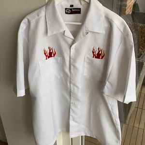 Skjorta med lågor  - Sapphire Lounge Skjorta med lågor 🔥 vit färg ….ny …..använd   max 2 gånger.Storlek xl, super cool 🔥🔥🔥🔥🔥🔥 , pris kan diskuteras 😁😁😁