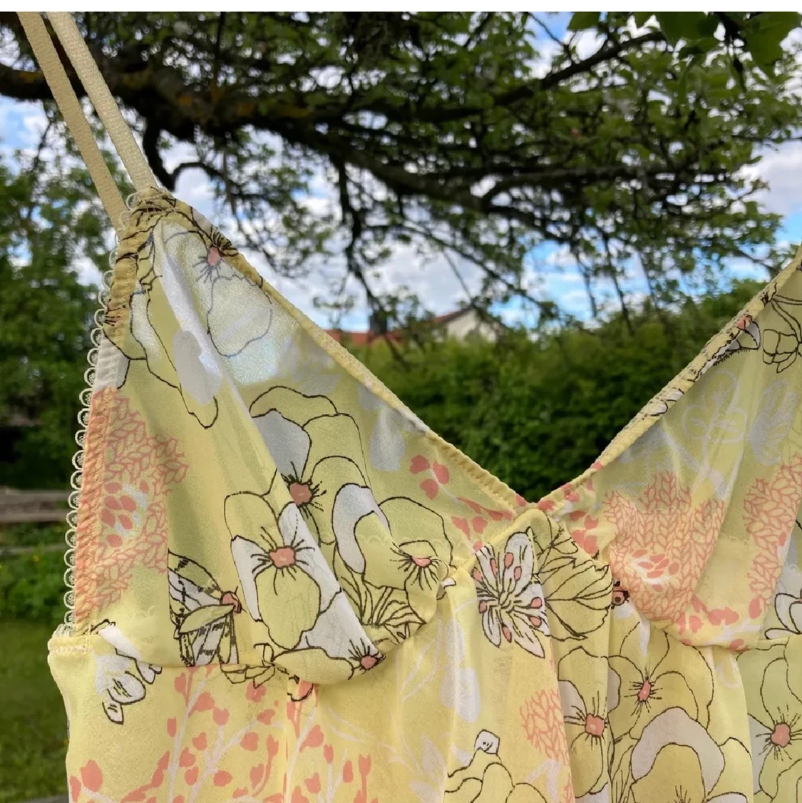 Blommigt gult linne - 91