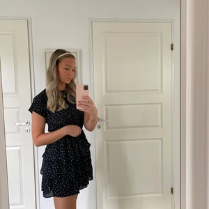 Prickig klänning - Superfin volangklänning!! Jätte gullig så som den är till ett par sneakers eller med en stickad tröja💞 Endast använd några få gånger, så väldigt bra skick🌟 Köparen står för frakt😇