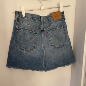 Kjol från Levis - Kjol från Levis i storlek 27!💓