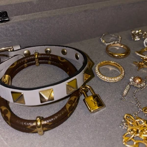 Valentino rockstud armband - Valentino armband i en unik ljusgrå färg med lite skiftning av blått. Så fräsch och fin! Allting tillkommer, kvitto, extra nit, lilla dustbagen och kartongen. Nypris ca 2000kr 💕 köpt på mytheresa 🤍💕