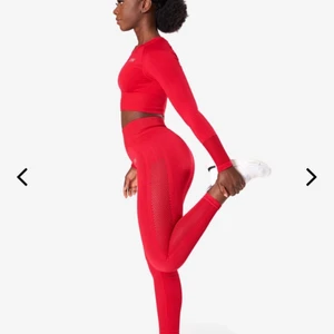 Rött träningsset från ICIW - ÅTERPUBLICERAD PGA OSERIÖS KÖPARE.                                                     .                                                           Ett rött träningset inköpt för ca 2 år sedan. Säljer då den inte används, endast använd ett par gånger. Ordinarie pris var ca 500kr för toppen och 700kr för byxorna. Storlek M men passar även S. Kontakta mig om du behöver några fler bilder eller undrar något om produkten ❤️