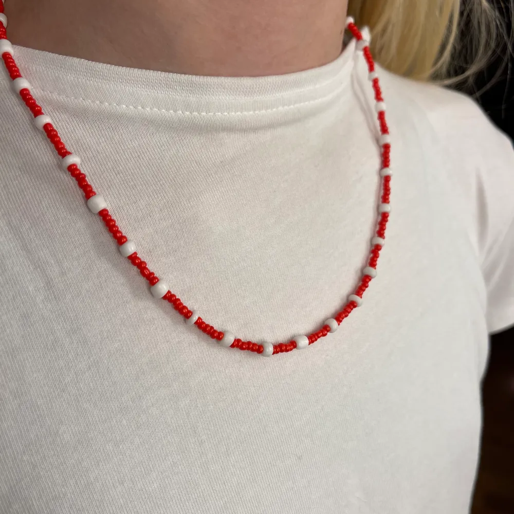 Rött och vitt randigt halsband 15:-. Accessoarer.