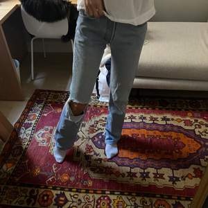 Intresse koll på dessa jeans från Levis. Väldigt snygga och långa, 175 cm på bilden. De har slits ned till.