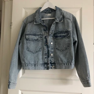 Jeansjacka storlek M - Säljer denna jeansjackan från ginatricot i storlek M. Knappt använd 