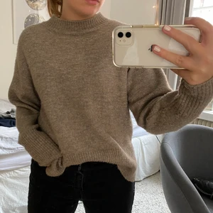 Stickad tröja - Superskön stickad tröja från H&M som inte används 💙 perfekt nu till hösten (färgen matchar första bilden bäst!)