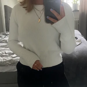 Vit stickad tröja - Säljer min vita stickade tröja från zara, stl s men passar xs oxå, köpare står för frakt