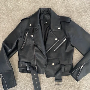 Skinnjacka  - Supersnygg skinnjacka ifrån Bik Bok!! storlek XS