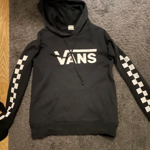 Vans hoodie - Säljer då jag tröttnat på den, den är lite urtvättad men inget man tänker på så