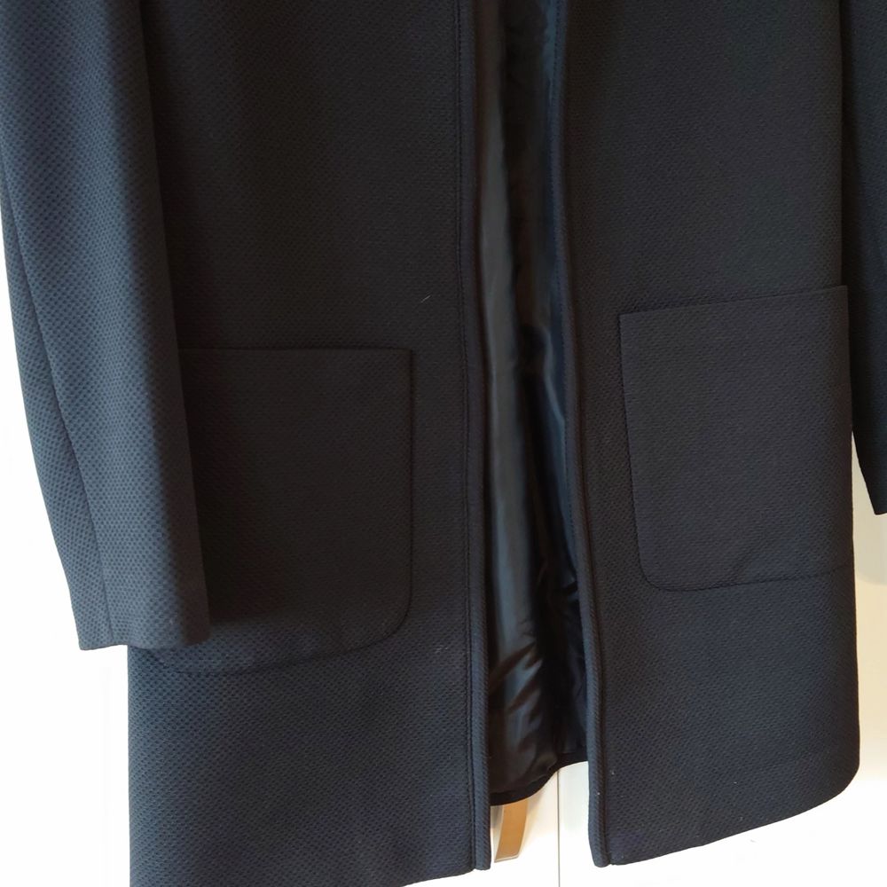 H&M svart kappa från H&M. Endast provad. Köparen står för frakt.. Jackor.