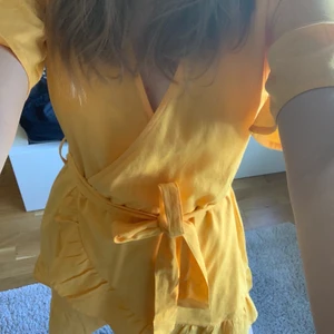 fin sommarklänning  - en perfekt sommarklänning från nelly. oanvänd, prislapp kvar