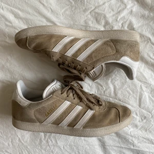 adidas gazelle skor - beiga gazelle skor, köpta förra våren och ganska använda. pris går att diskutera ! hör av dig för fler bilder eller frågor💖