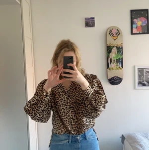 Leopard skjorta  - Snygg Leopard skjorta från ginatricot. Strl 38, använd en gång.