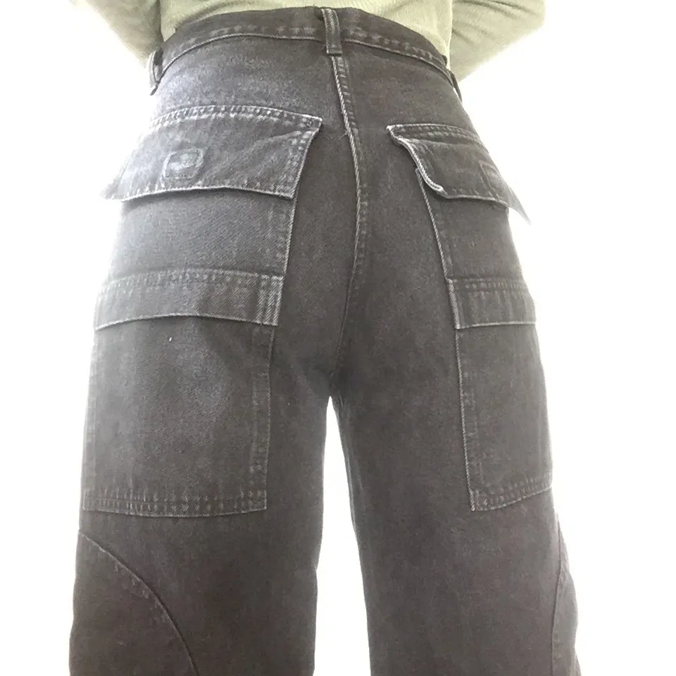 Fantastiska vida jeans, har fått lägga upp dom eftersom dom är lite skadade nedtill. Kan skicka bilder på det vid intresse. 80cm i midja. Jeans & Byxor.