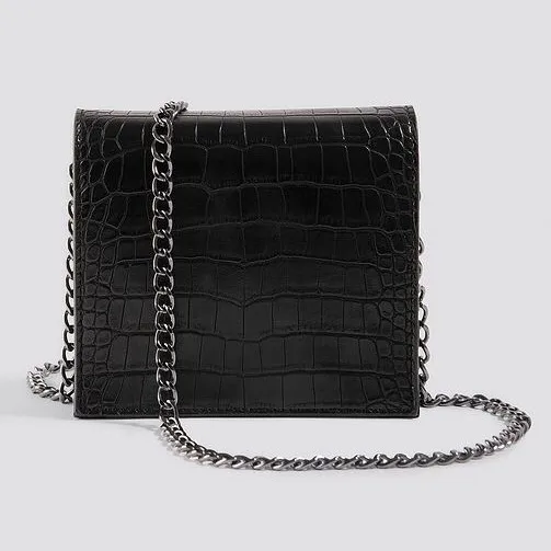 Nypris 249 kr. “Croco Mini Messenger Bag” Den här väskan från NA-KD Accessories har ett huvudfack med en tryckknappsstängning, en innerficka med en dragkedjestängning, en justerbar kejdehandtag och en ormimitation. This bag comes in black. Height: ca. 12 cm / 4.7 in. Width: ca. 3 cm / 1.2 in. Length: ca. 14 cm / 5.5 in. Material: Outer Shell: 100% Polyurethane. Lining: 100% Polyester. Brand new item, JUST without tags. Comes with dust bag. Never used and only tried on for two minutes. Only handled when I took the pic, the rest of the time was in my closet. Happy to bundle. Will gladly take more pics. Smoke and pet free storage space. No other flaws to note.    **TRACKED SHIPPING VIA POSTNORD** . Väskor.