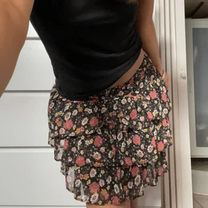 Kjol - En kjol med blommor på. Storlek xs/s. Man kan ha den hög o låg midjad. Köpare står för frakten 🔥