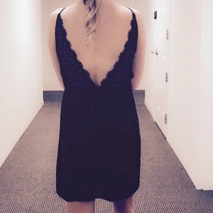 Samsøe Samsøe  - Svart klänning med spets detaljer i ryggen. Endast använd en gång. Normal i storleken. Storlek M