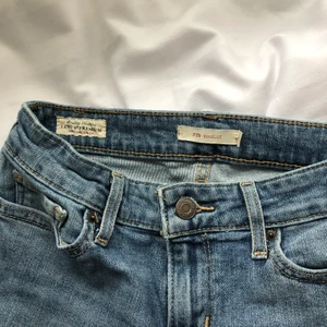 Levis 715 Bootcut  - Superfina Levis jeans💗 Waist 26, storlek XS/S. Endast använda en gång så i nyskick💃🏽 höra av dig privat vid frågor💗  Buda från 600kr ⭐️⭐️  