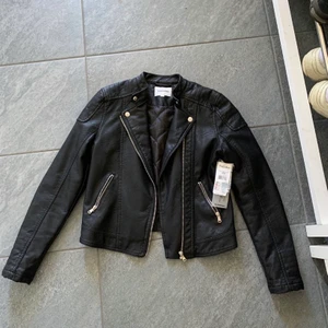 Skinnjacka strl 164 - Helt ny skinnjacka, aldrig använd (prislapp kvar).   Köparen står alltid för frakten. Ansvarar ej för postens slarv. Köpt är köpt🌹