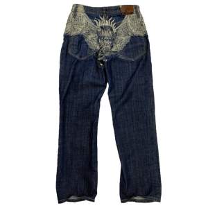 Rare Artful Dodger jeans med tryck bak och fram.               strl 30/32. Vädligt bra skick, använd ett par gånger.