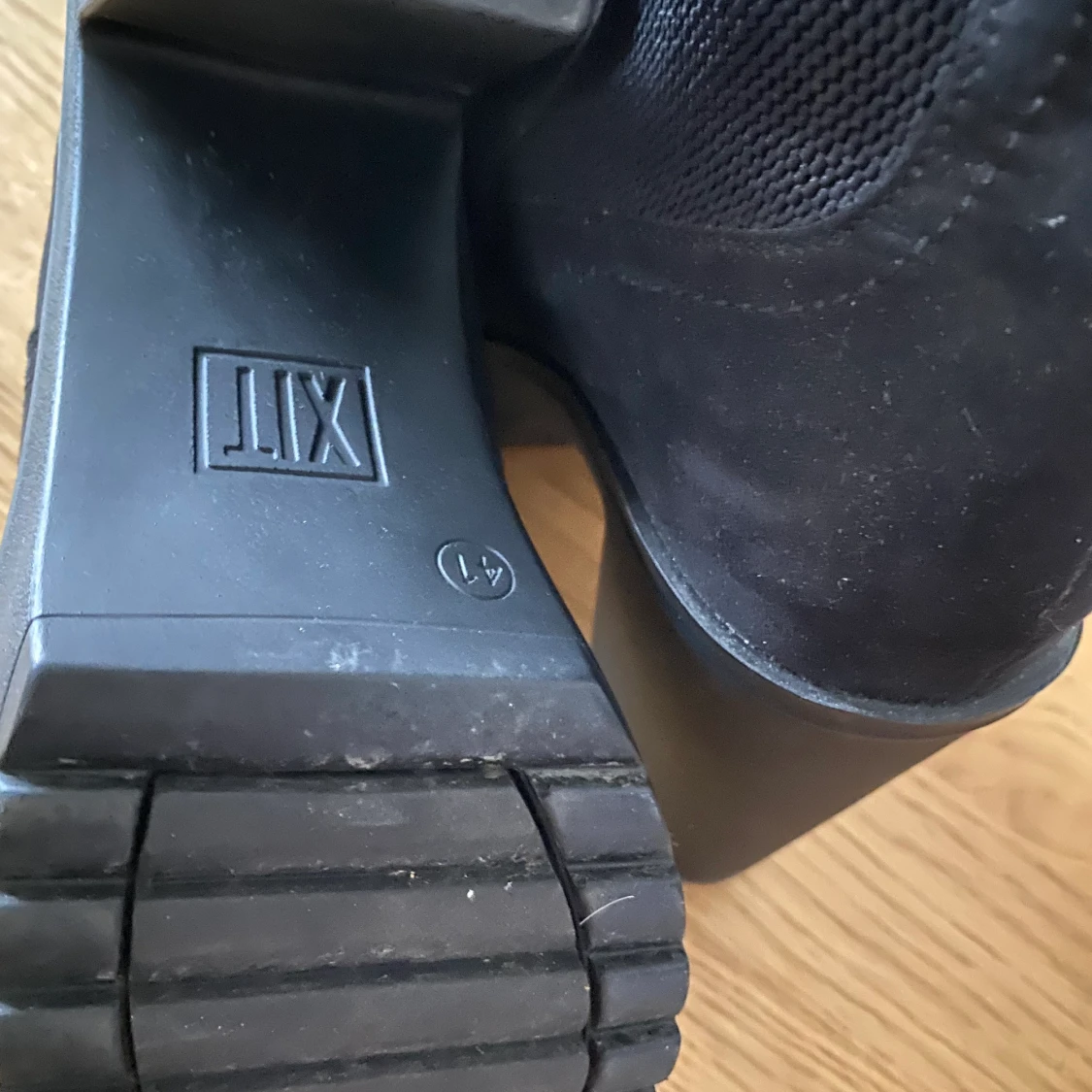 Svarta stövletter  - 91