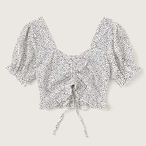 Topp - Super snygg topp!! Tyvärr för liten för mig, annars hade denna använts dagligen 🤍 passar dig som är XS/S då den är väldigt liten i storleken. 50kr + frakt  (inte mina bilder, men hör av dig om du vill ha flera) 