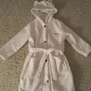 Oanvänd morgonrock  - Oanvänd morgonrock i barnstorlek 122/128