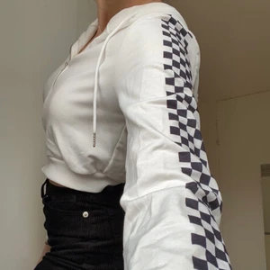 Croppad hoodie - Här har vi en hoodie med fart💓 supersnygg och oanvänd därav inte sliten alls. Hoodien är croppad och är gjord i ett väldigt svalt och skönt material. Köparen står för frakten🤍