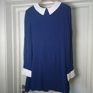 Klänning med krage - Klänning i klassisk babydoll-modell med dragkedja i nacken. Mörkblå med vit krage. Från pop boutique's egna märke. Storlek engelsk 2, ska motsvara typ 38💙