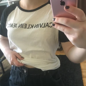 Calvin Klein t-shirt - T-shirt från Calvin Klein i storlek M. Hör av er vid frågor 🦋                                                                      