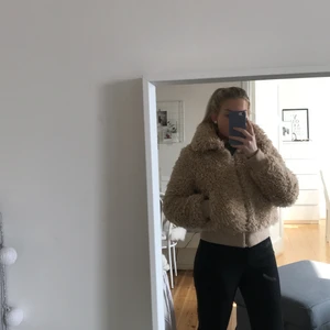 Gina tricot Jacka Storlek 38  - Lurvig i materialet utanpå, slät på insidan. Två diskreta fickor . Slutar nedanför midjan. 