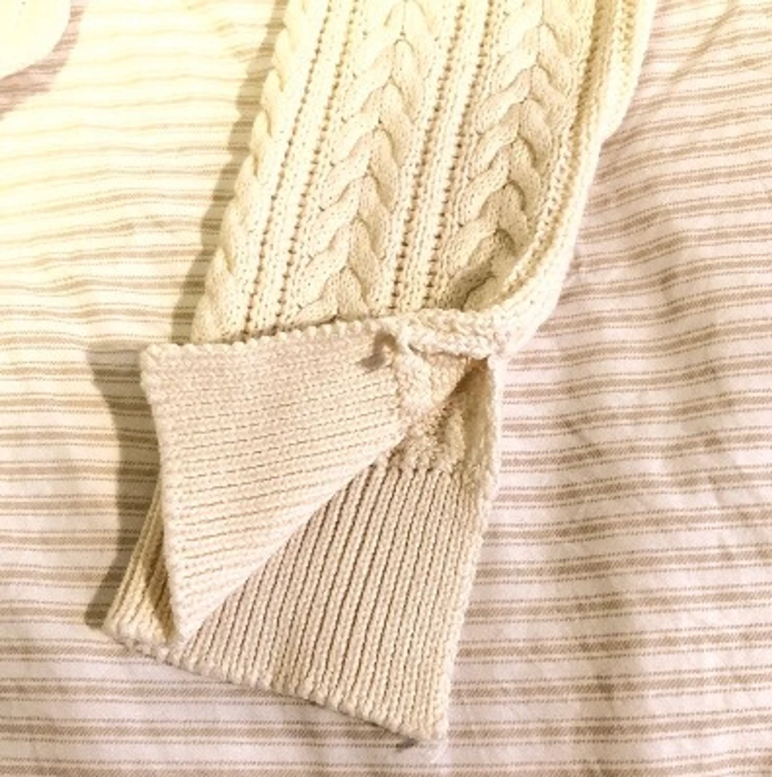 Stickad tröja med slits - 91