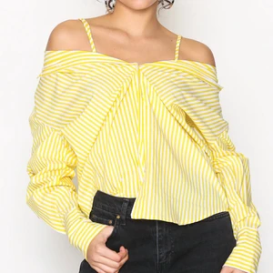 Gul skjorta multiwear 🤌🥰 - Snygg skjorta som har straps så att man kan bära den som man vill!  