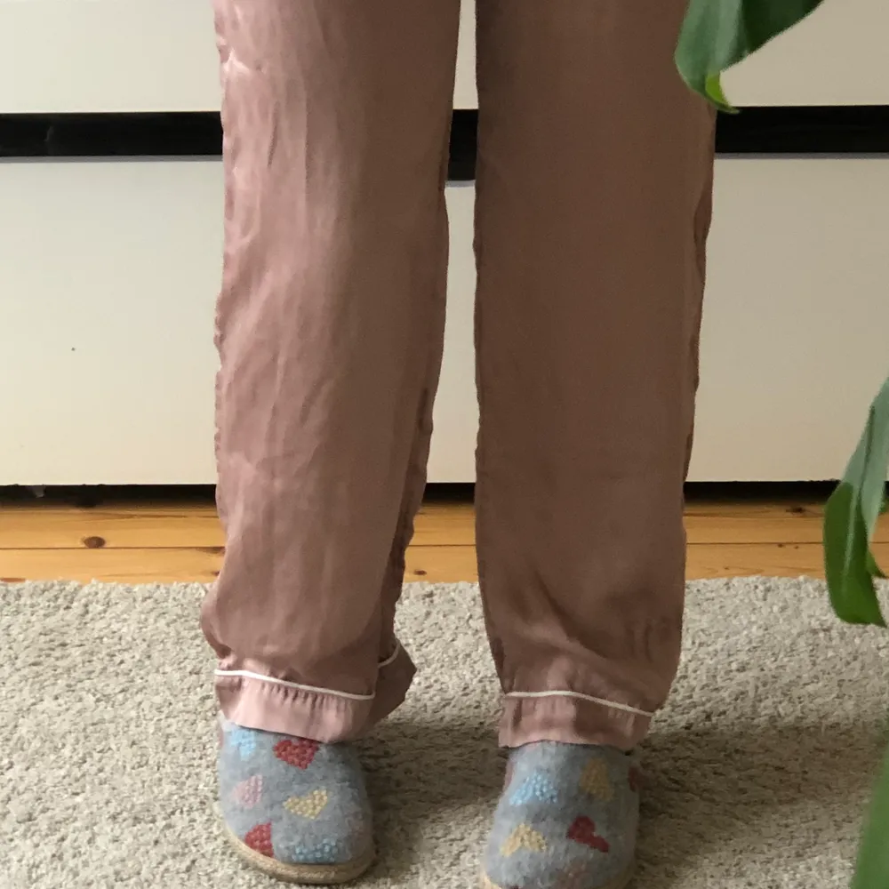 Ett par pyjamasbyxor i en typ dusty rosa silke. Dessa är från H&M och är i storlek 36. Skriv för fler bilder eller info💗🤌🏻. Jeans & Byxor.