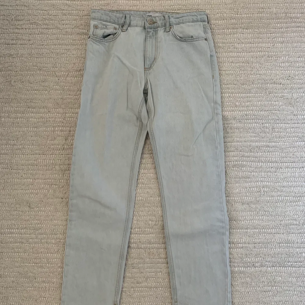 Fina ljusblåa jeans med slits på insidan längst ned. Har klippt av dem längst ner och är lite långa för mig (jag är 160 cm lång) skriv privat för fler bilder ✨💓. Jeans & Byxor.