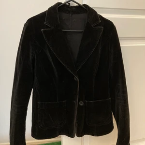 Svart kavaj i velour S/XS 150kr - Vintage kavaj i velour säljer pga för liten för mig som har S/M i jackor, super fint skick köpt på Emmaus 150kr mötas i Gbg eller frakt 30kr