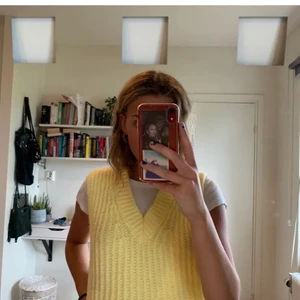 Stickad väst från DesignbySi - Gul superskön stickad väst från DesignbySi 🌟