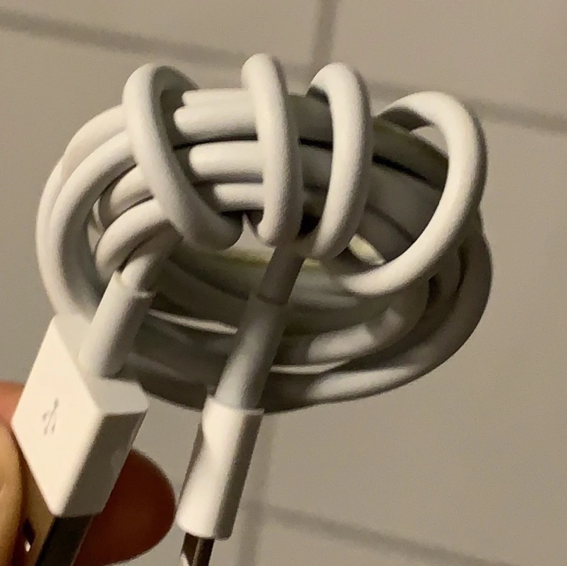 En Vit iPhone Sladd 🔌 📱  - 90