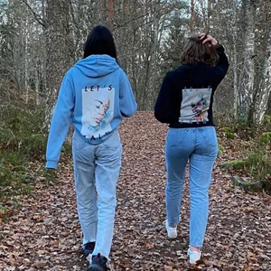 Hoodie med snyckt tryck - Hejsan! Just nu driver jag och några kompisar ett uf företag vid namn Let’s talk UF. Vi säljer hoodies i syfte att uppmärksamma och sprida kunskap om psykisk ohälsa. Det närmar sig avvekling och vi har bara 2 svarta hoodies kvar i storlek XS så passa på🥰 Vid frågor eller intresse tveka inte att höra av dig här eller på instagram (letstalkuf).