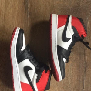 Jordan 1 - Hej! Jag vill sälja mina Jordan 1 satin black toe. 1900kr men priset kan diskuteras. Kontakta om intresserad! Storlek 40!