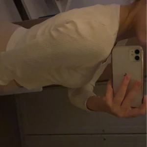 Tröja från Gina tricot - Säljer den här tröjan från Gina, forfarande bra skick, användt några gånger i sommras. Säljer den för 40☺️