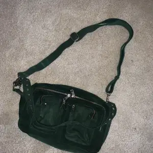 Säljer min älskade nunoo bag för att den tyvärr inte kommer till användning. Fått väskan i present för ca 1 år sen och är väldigt ”ny” knappt använd. Inköpt från Nelly.com för ca 1600kr men mitt pris 700